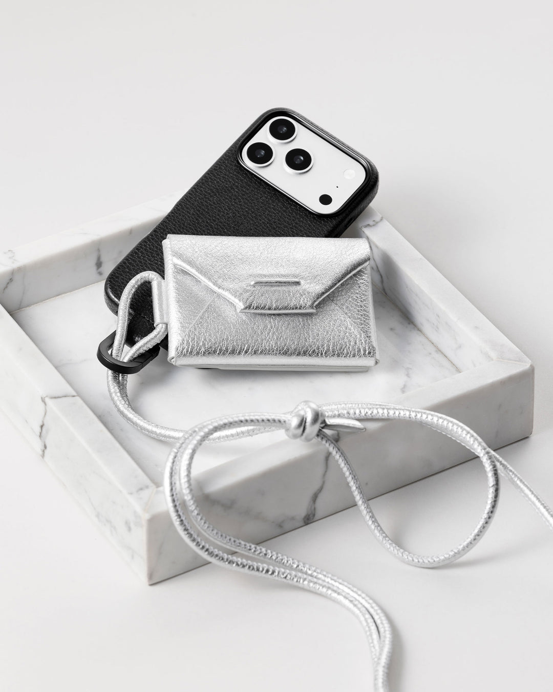 アジャスタブルレザーストラップ付iPhoneアクセサリー エンベロープ - シルバー