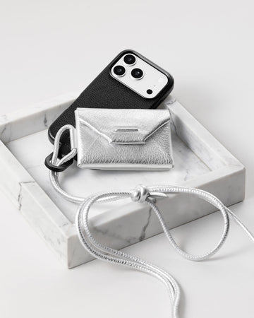 アジャスタブルレザーストラップ付iPhoneアクセサリー エンベロープ - シルバー
