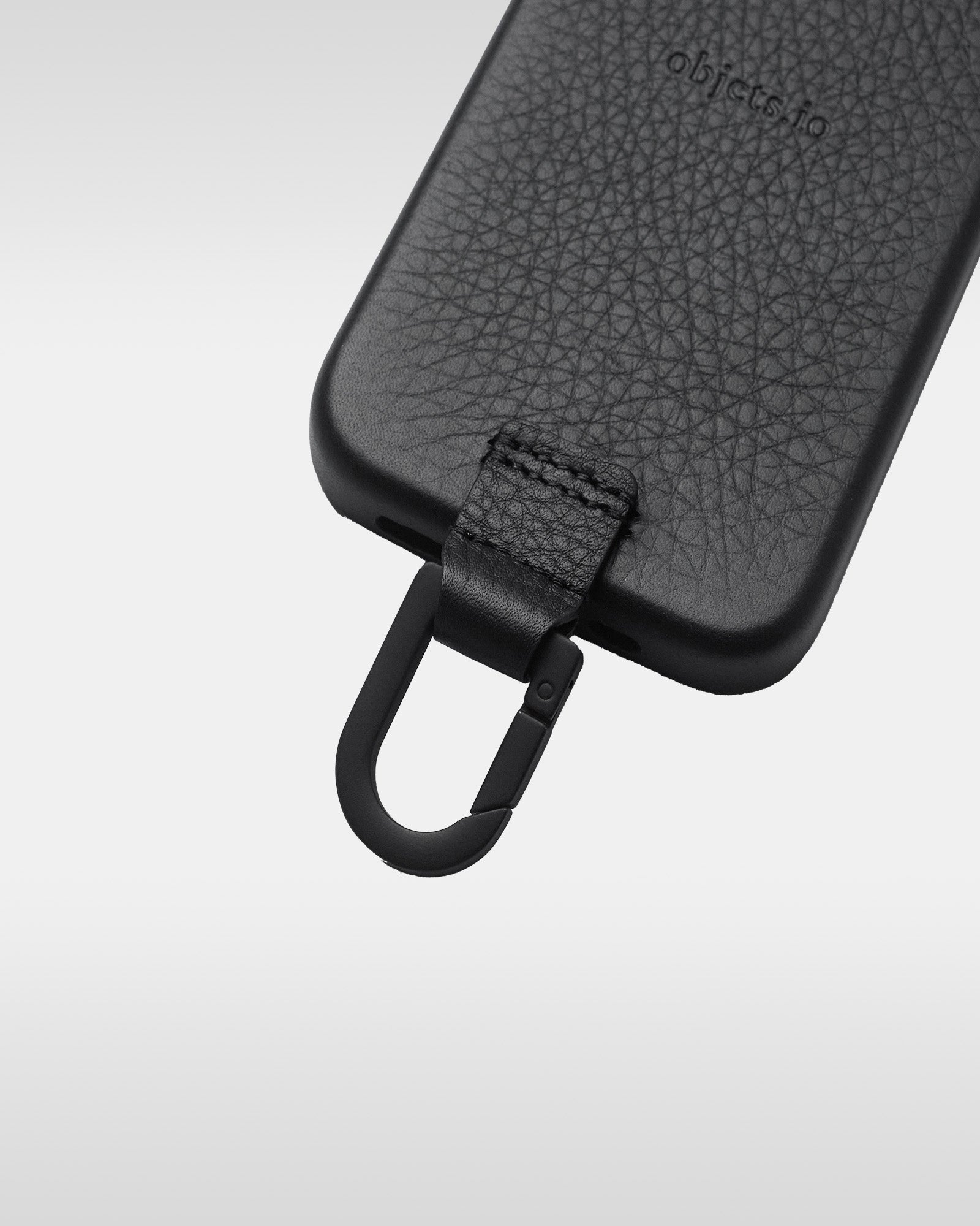 【新品未使用】objcts.io iPhone16proケースからナビ付きケース カラビナ付 iPhoneケース - ブラック - iPhone 17/16/15/14対応