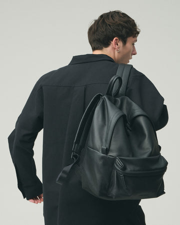 エッセンシャルレザーデイパック ミディアム