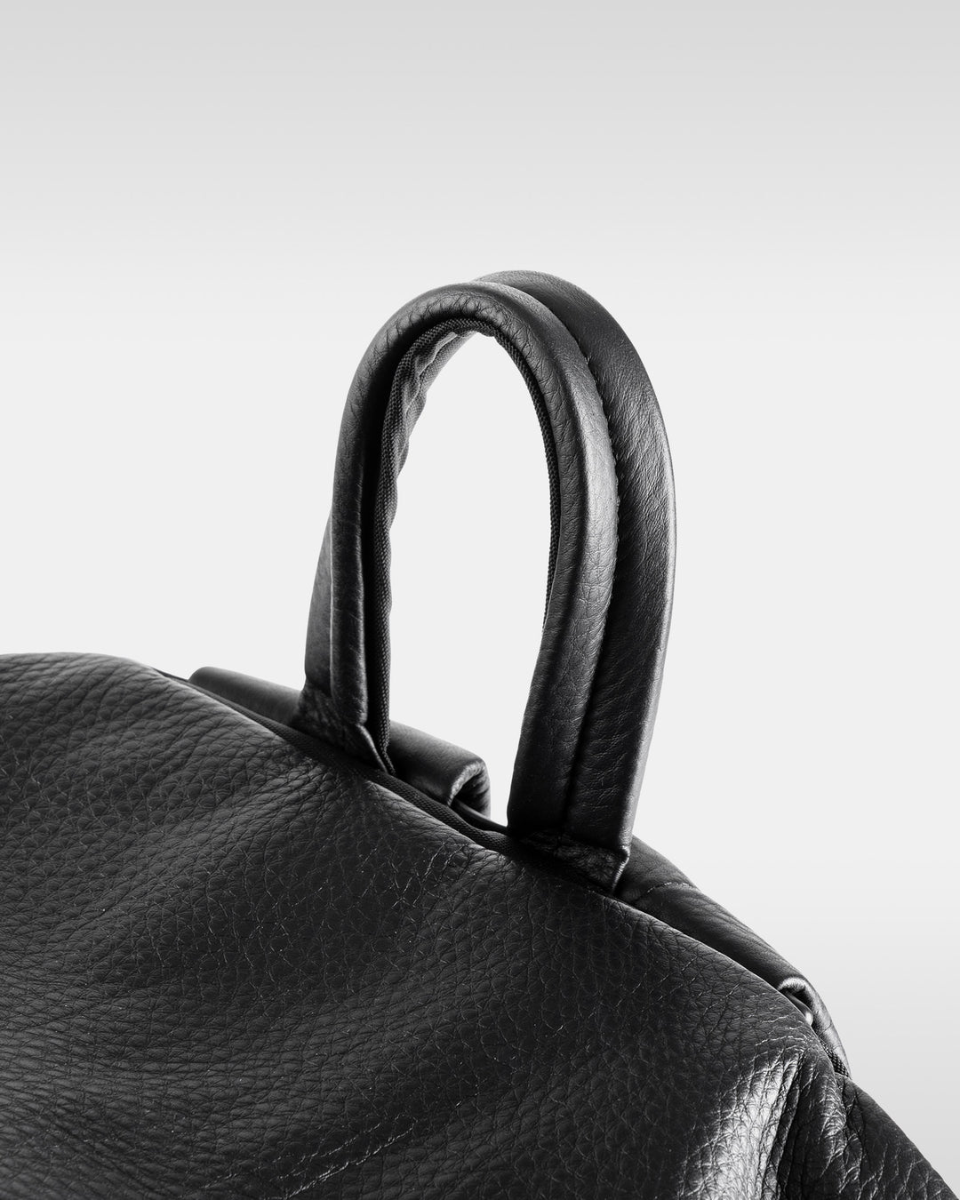 エッセンシャルレザーデイパック ミディアム