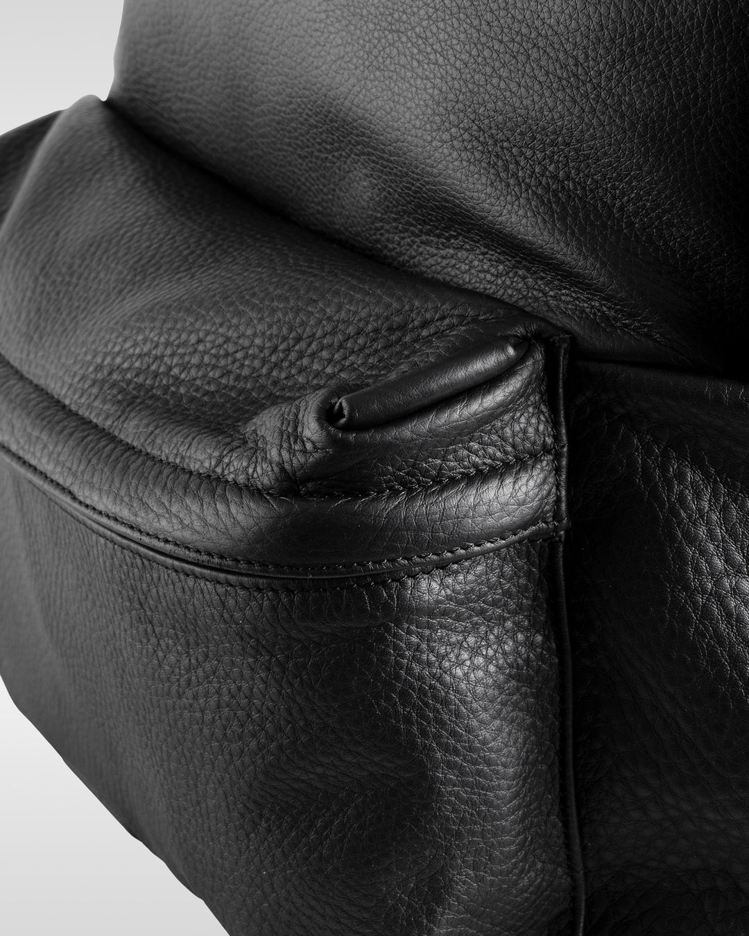 エッセンシャルレザーデイパック ミディアム