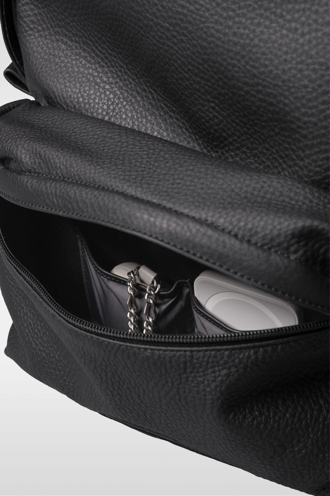 エッセンシャルレザーデイパック ミディアム