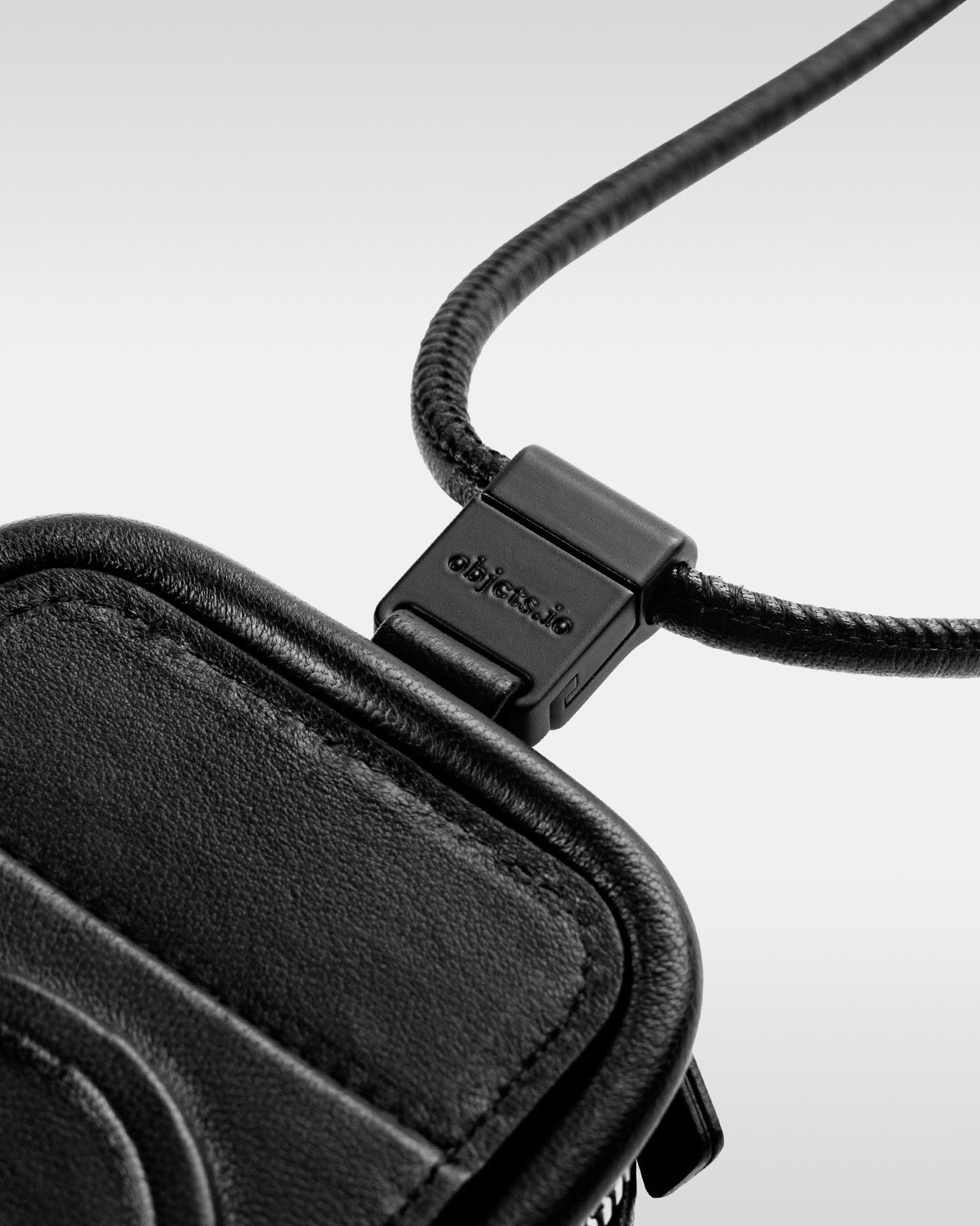 【最値下】objects.io 　iPhone15Proケース・レザーストラップ iPhone 17 / 16 / 15対応 レザーケースセット｜着脱ストラップ