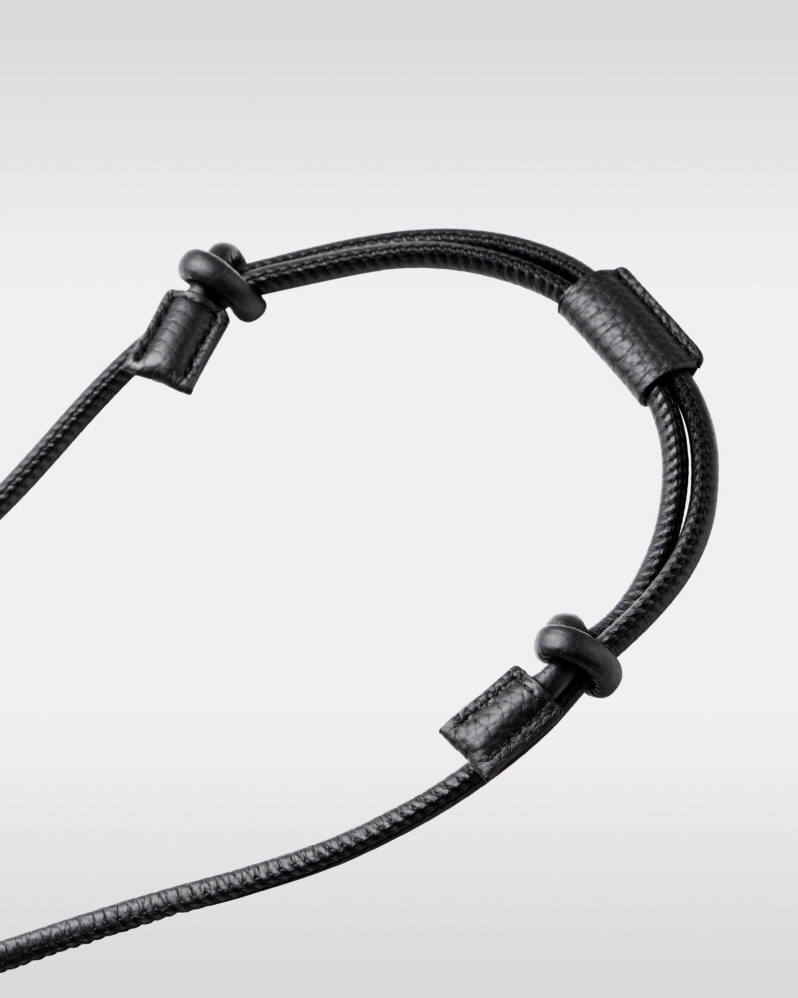 objcts.io マイクロバッグ ブラック レザー ストラップ objcts.io / レザーストラップ付き iphone アクセサリー