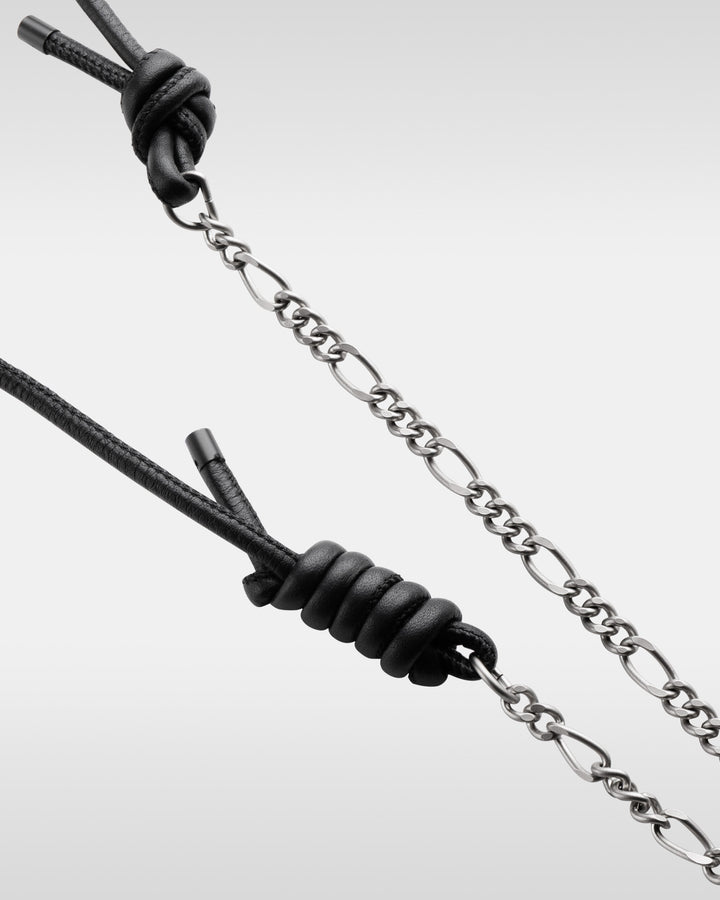 レザーとチェーンのアクセント