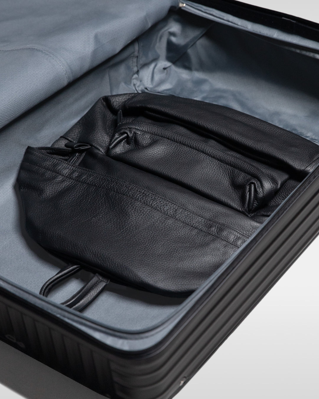 エッセンシャルレザーデイパック ミディアム