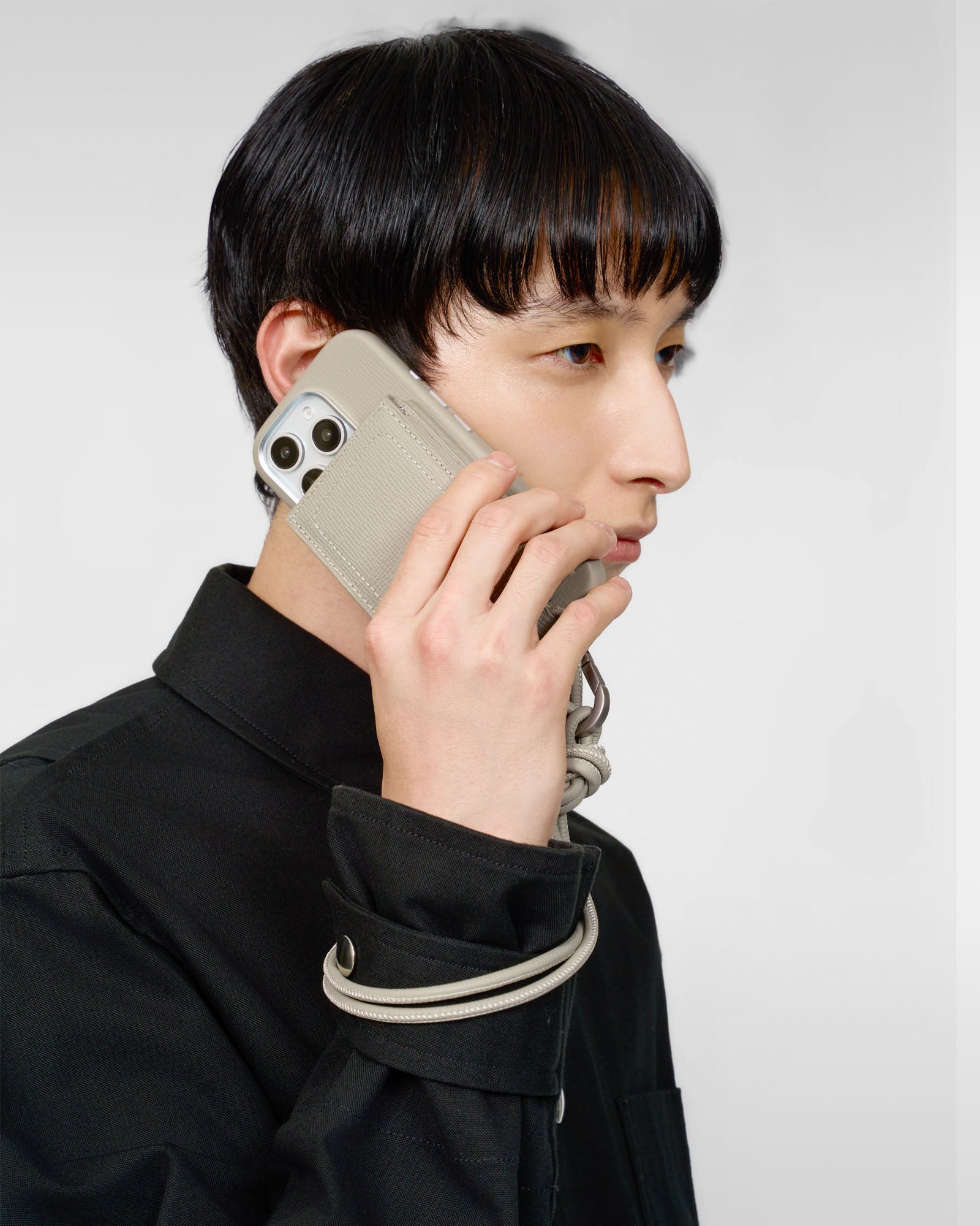 objcts.ioホワイトベージュスマホショルダー レザー製iPhoneショルダーストラップ ホワイトベージュ｜首掛け