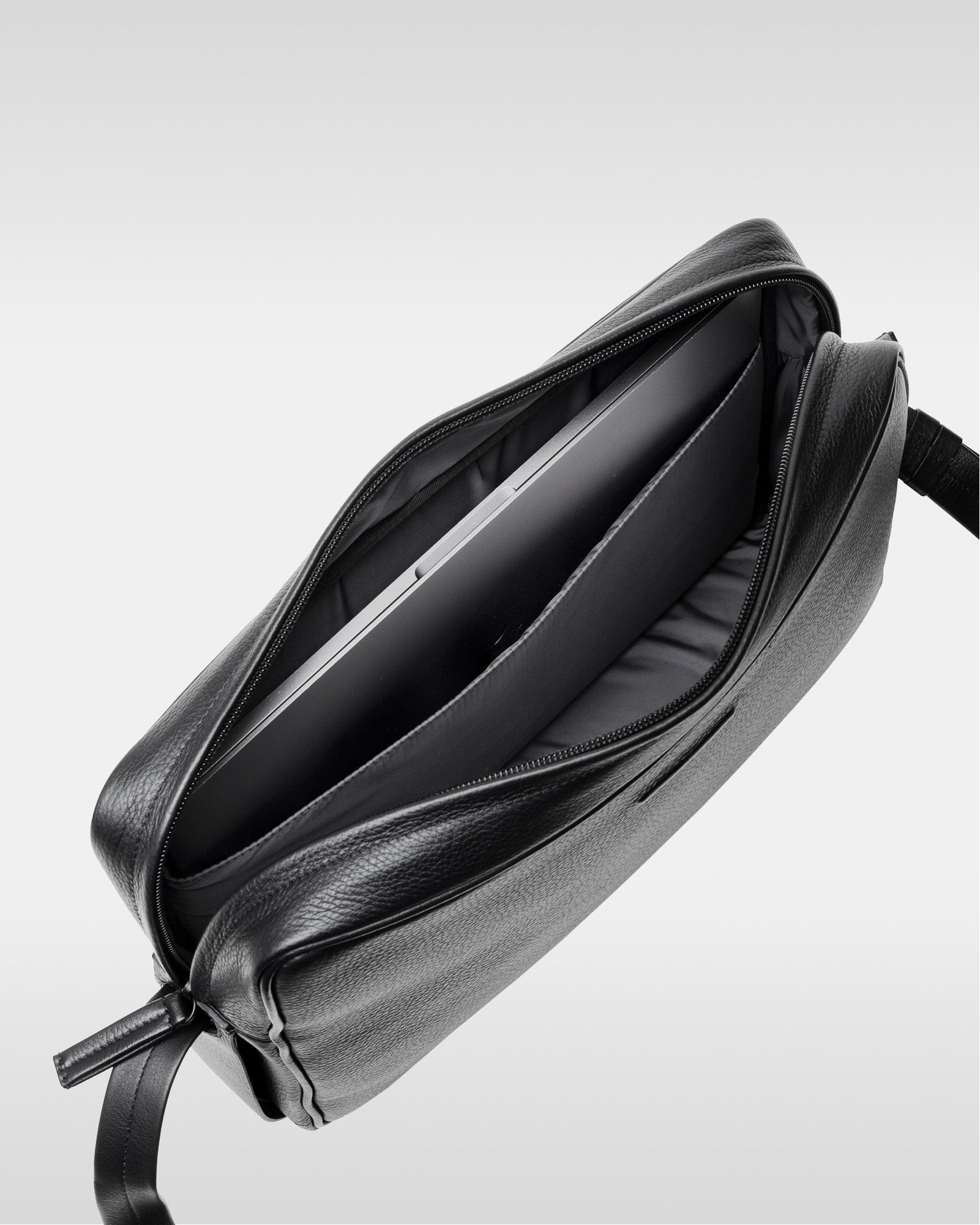 objects.io ソフトバックパック ラージ　レザー ブラック ソフトバックパック ラージ - 防水レザー バックパック – objcts.io